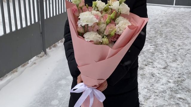 Бело-розовый комплимент из эустом смотреть онлайн