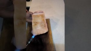 Делаем мягкой шкуру у грудинки перед засолкой.