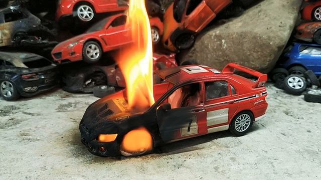 Поджёг машинку # MITSUBISHI 1:36 горит // уничтожение игрушек!!! #топ #рекомендации #машина горит ? смотреть онлайн