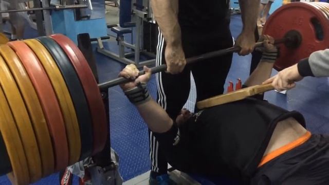 Жим лежа 300 кг. на 3 раза смотреть онлайн