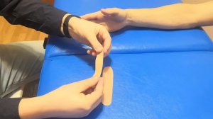 Наложение кинези тейпа с целью стабилизации большого пальца кисти.