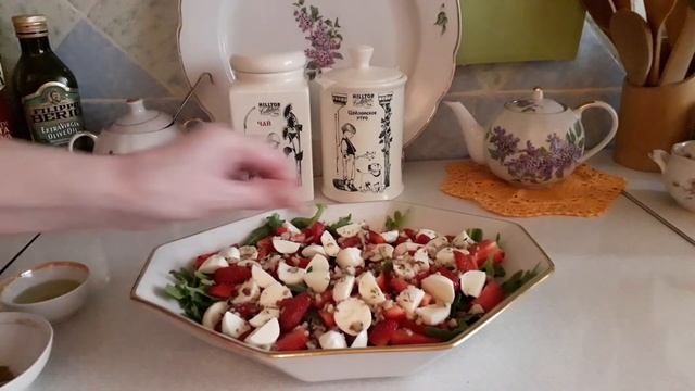 Салат с клубникой и рукколой . С сыром мацарелла. смотреть онлайн