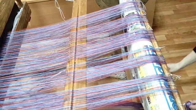 ТКАЧЕСТВО/ КАК ЗАПРАВИТЬ ТРАДИЦИОННЫЙ ТКАЦКИЙ СТАНОК смотреть онлайн