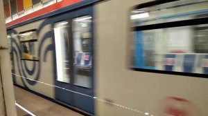 Метропоезд Москва прибывает на станцию метро Саларьево.