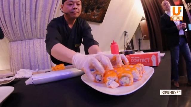 Ведущий Андрей Лукин ведет презентацию нового меню в ресторане 