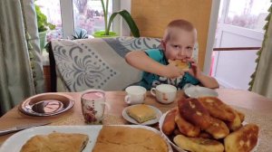 МАЛЫШНЯ СТРЯПАЮТ ПИРОЖКИ.
