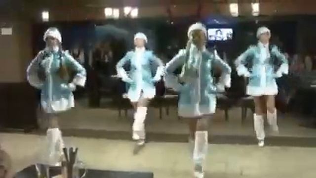 БЕЛЫЕ САПОЖКИ, А В НИХ ТАКИЕ НОЖКИ КЛАССНАЯ ПЕСНЯ!!! смотреть онлайн