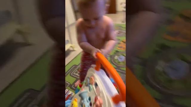Ходим с толкалкой, первый раз 😁 ходунки Tommy play смотреть онлайн