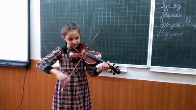 Моника играет на скрипке мелодию "Сурок" смотреть онлайн