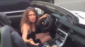 Кинула сабачью какашку в хозяйку собаки на мерседесе.