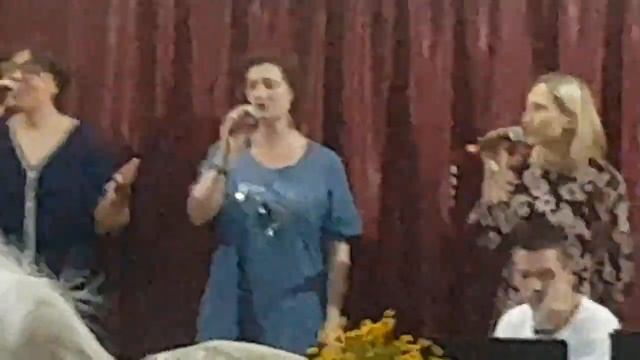 НАГЛЫЕ ЛЮДИ У БАПТИСТОВ. ДАЛИ ЯЩИК С ЕДОЙ.КОШКА ДЕЛАЕТ МАССАЖ