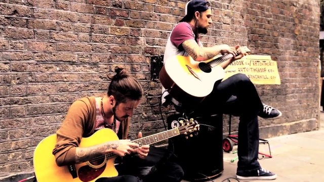 ИГРАЮТ ДУЭТОМ НА ГИТАРАХ ► Лондон, Уличные Музыканты смотреть онлайн