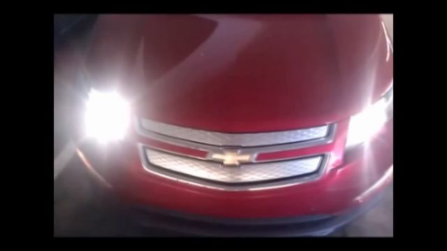 2011 Chevy Volt Charges with a Leaf смотреть онлайн