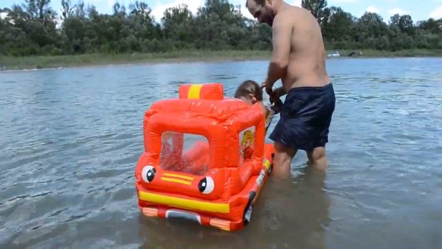 Летний ВЛОГ, рыбалка, ловим бабочек, жаб, купаемся, надувной бассейн пожарная машина смотреть онлайн