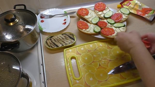 Влог, 13 ноября, Завтрак, обед, Бутерброды со шпротами, Мы бутербродные люди) Соника и Уточка смотреть онлайн