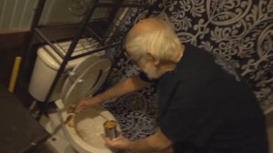 Злой дед ест из туалета