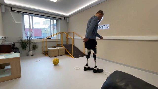 Одна из тренировок по ходьбе на протезах бедра и голени. смотреть онлайн
