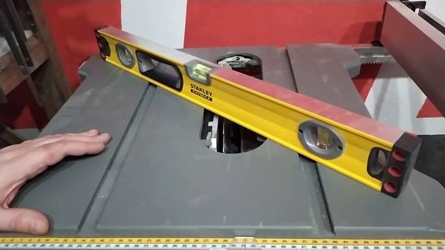Плоскость столешницы на настольной пиле Dewalt DWE7485-QS смотреть онлайн