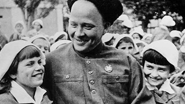 Что Аркадий Гайдар сделал с дедом Амана Тулеева