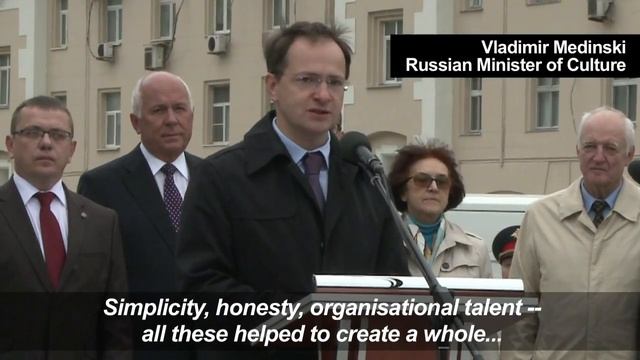 Moscow unveils statue of Kalashnikov, inventor of the AK-47 смотреть онлайн