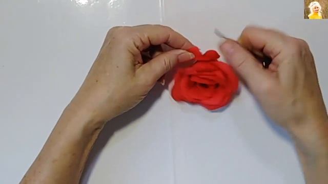 ПОДАРОК МАМЕ СВОИМИ РУКАМИ. поделки ИЗ ГОФРИРОВАННОЙ БУМАГИ и КОНФЕТ.на День МАТЕРИ.ЦВЕТЫ БУМАГИ DI смотреть онлайн
