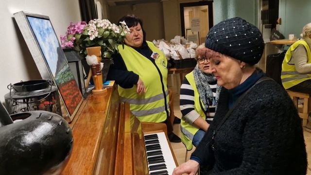 БЕЖЕНЦЫ ИЗ УКРАИНЫ В НОРВЕГИИ🇧🇻МЕСТО ГДЕ ДАЮТ ГУМАНИТАРКУ🍊🍞🥦🫒ПОЁМ УКРАИНСКИЕ ПЕСНИ🇺🇦🎄🎅 смотреть онлайн