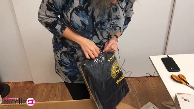 Unboxing de B 880 Plus de Bernina | Français - On ouvre la boîte! смотреть онлайн