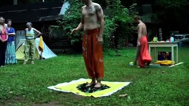 Хождение по битому стеклу. Практика индийских йогов Садху с объяснением. Экстремальное шоу. смотреть онлайн