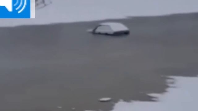 Утопил машину. Никогда не выезжайте на лед на автомобиле, первый тонкий лёд. смотреть онлайн