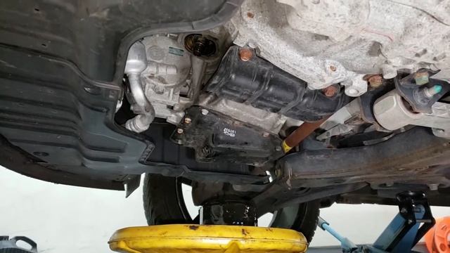 [DIY Car Maintenance] How To Change Oil on 2013 KIA Rio смотреть онлайн
