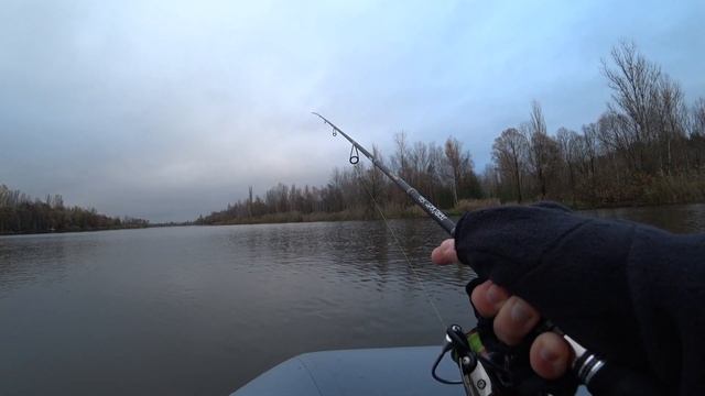 СУДАКИ С ЛОДКИ ОСЕНЬЮ! Когда РЕЗИНА МОЛЧИТ, выручает ОНА..... СУДАКИ НА МАНДУЛУ (BONZO STUDIO)!!!