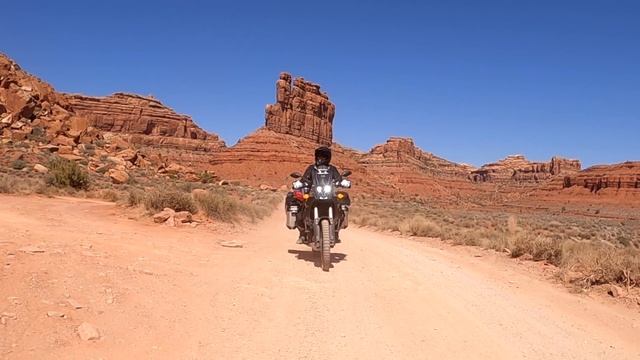VALLEY OF THE GODS & MOKI DUGWAY: Utah's BEST ROADS with a motorcycle and STUNNING MUST VISITS смотреть онлайн