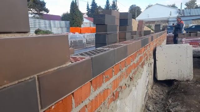 Заводим угол и прокладываем первый ряд кирпича. смотреть онлайн