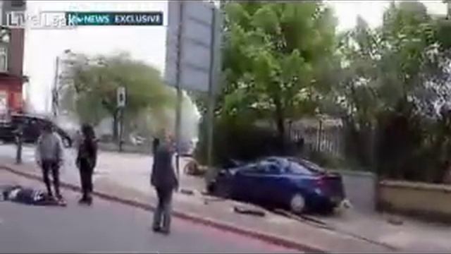 Woolwich Beheading - Terrorist With Bloody Hands & Knives Rants At Murder Scene In London. смотреть онлайн