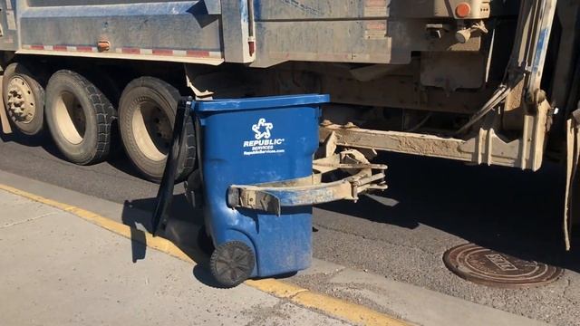 Pete 520 Heil Python Garbage Truck смотреть онлайн