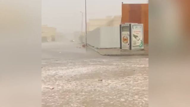 Rain in the holy city of Mecca pleases the hearts. Thunderstorms in Saudi Arabia смотреть онлайн