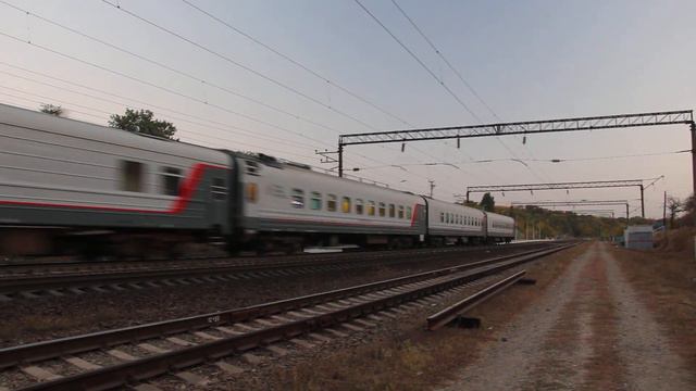 Электровоз ЭП1М-525 с поездом №8 Санкт-Петербург — Севастополь смотреть онлайн