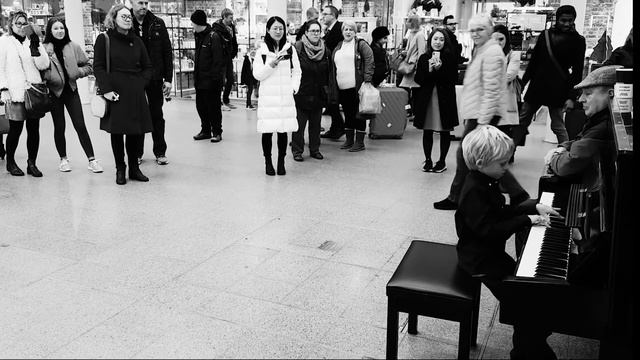 Cameron plays Nuvole Bianchi by Ludovico Einaudi at St Pancras on Piano смотреть онлайн