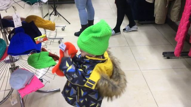 Ваня Цема примеряет шапки смотреть онлайн