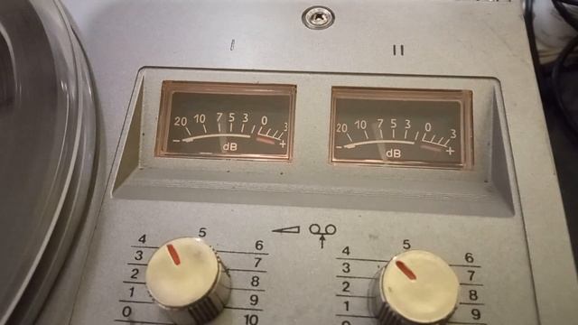 Катушечный магнитофон ELFA 201-3 stereo с колонками Маяк. смотреть онлайн