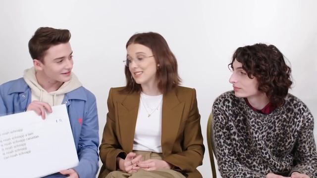 ОЧЕНЬ СТРАННЫЕ ДЕЛА ►|3 СЕЗОН| КАСТ ОТВЕЧАЕТ НА ГУГЛ ЗАПРОСЫ (НА РУССКОМ) смотреть онлайн