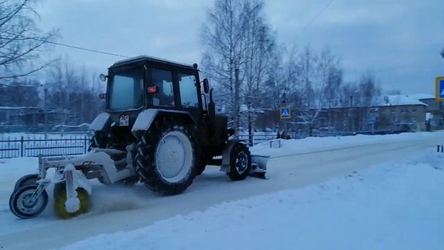 Мой любимый трактор чистит дороги 18 часть очистки. смотреть онлайн