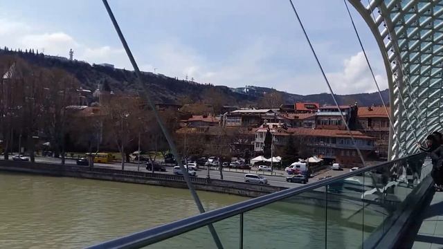 ГОРОД ТБИЛИСИ-МОСТ МИРА И РЕКА-КУРА смотреть онлайн