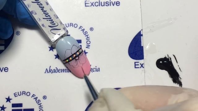Цветы на ногтях. Дизайн ногтей с полоской. Графика на ногтях. смотреть онлайн