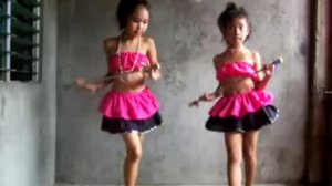 Маленькие девочки танцуют