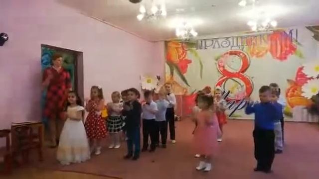 Песня "Маму любят все на свете" исполняют дети средней группы №6 на утреннике 8 Марта смотреть онлайн
