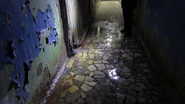 Жильцы общежития принимают душ прямо в коридоре 1 этажа смотреть онлайн