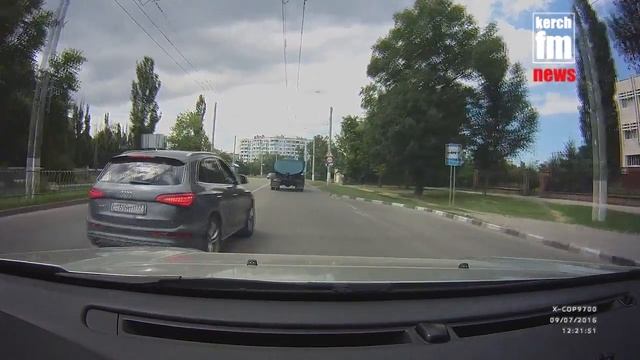 В Керчи ауди через сполшную подрезает машину керчанина смотреть онлайн