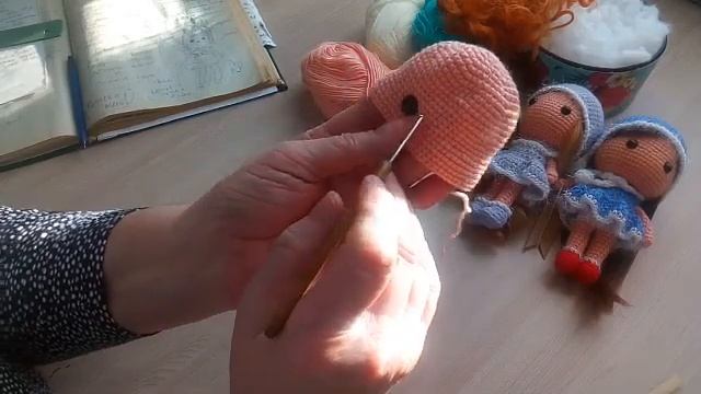 Давайте свяжем куколку! Игрушка крючком, МК часть 1 - голова. смотреть онлайн