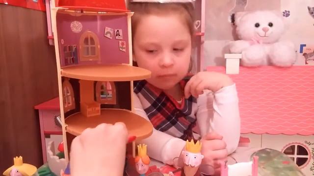 Маленькое королевство Бена и Холли / Огромная коробка с игрушками /Милана играет в замок Ben & Holl смотреть онлайн